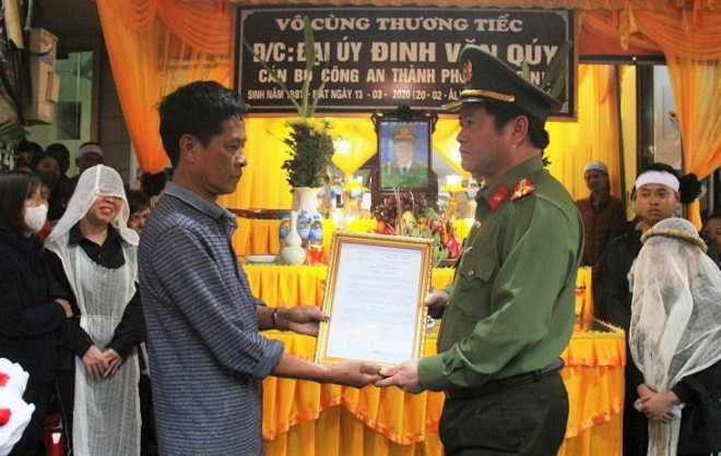 Đại tá Phạm Văn Sơn, Giám đốc Công an tỉnh Ninh Bình, thừa ủy quyền trao quyết định thăng quân hàm lên cấp bậc thiếu tá cho người thân sĩ quan Đinh Văn Quý