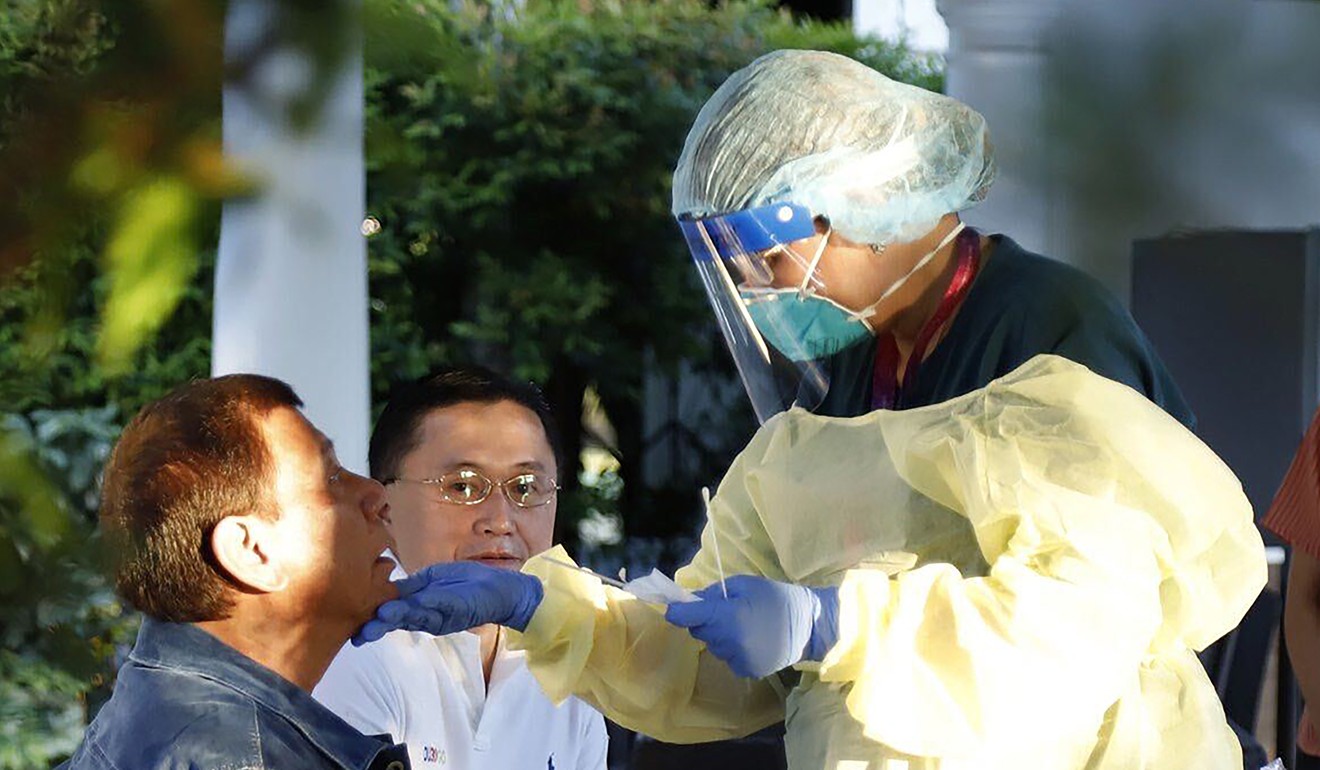 Tổng thống Philippines – ông Rodrigo Duterte làm xét nghiệm kiểm tra Covid-19 (ảnh: SCMP)