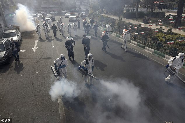 Lính cứu hỏa phun thuốc khử trùng trên đường phố ở Tehran, Iran.