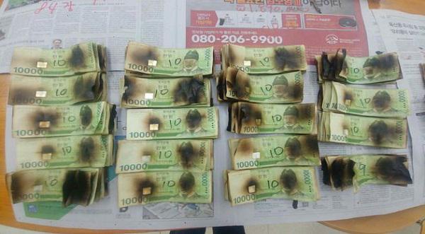 Loạt tiền 10.000 won bị cháy xém.