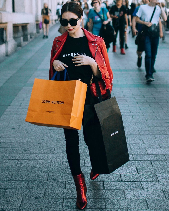 Nếu như trước đây Hòa Minzy dùng sản phẩm hàng nhái thương hiệu thì giờ đây cô đã tự tin bỏ ra những số tiền không nhỏ để sắm cho bộ sưu tập hàng hiệu của mình những món đồ yêu thích.
