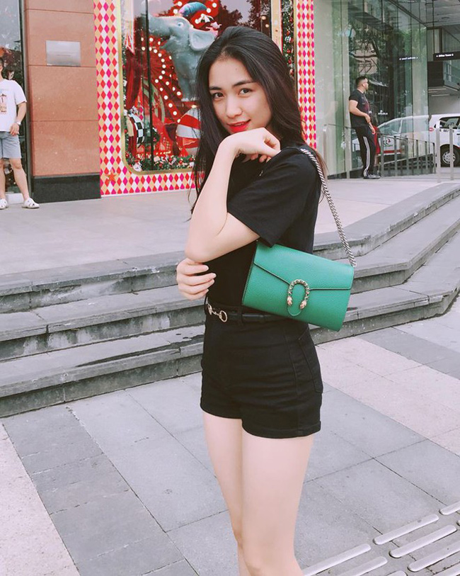 Ngoài việc sắm túi hàng hiệu giá hơn 30 triệu đồng, Hòa Minzy còn tậu mẫu thắt lưng của một thương hiệu nổi tiếng. 
