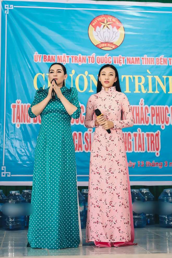 Hàng trăm người dân miền Tây chờ đón Phi Nhung đến thăm và làm điều bất ngờ - 5