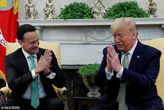Ông Trump và lãnh đạo Ireland chào nhau kiểu không tiếp xúc (ảnh: Daily Mail)