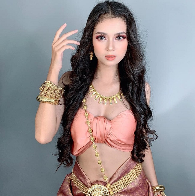 &#34;Tôi làm mẫu ảnh, mẫu thời trang, mẫu trang điểm, mẫu chụp sản phẩm... Cát-xê cũng cao và tôi rất thích nghề này. Tôi cũng biết diễn và coi nó như đam mê về hình ảnh của mình&#34;, Thu Hà nói thêm.