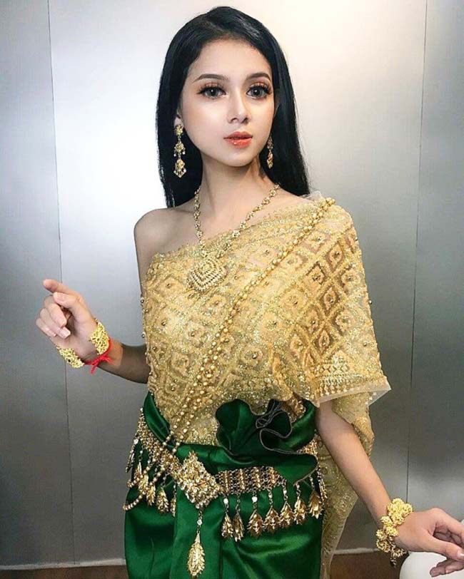 Với trang phục người Khmer, Thu Hà sẽ mặc khi đi ăn cưới hỏi hoặc vào những ngày lễ của dân tộc. Khi đi chùa, cô cũng  mặc đồ Khmer nhưng không có nhiều họa tiết. 