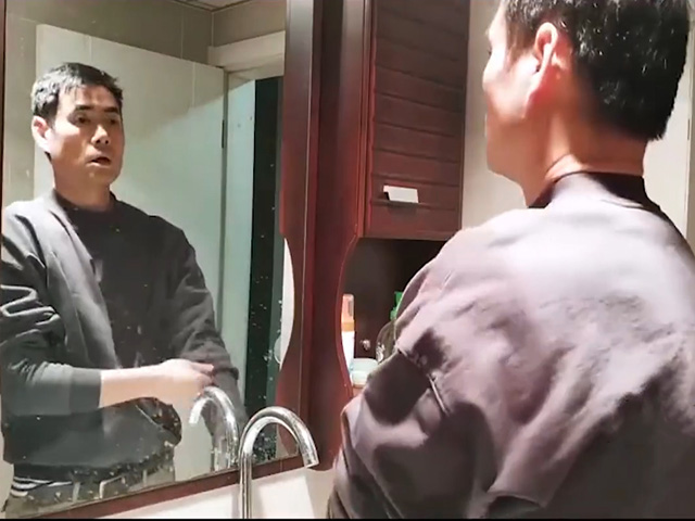 Video Clip Cười - Vợ chồng tầng trên suốt ngày cãi nhau chỉ vì lý do cỏn con