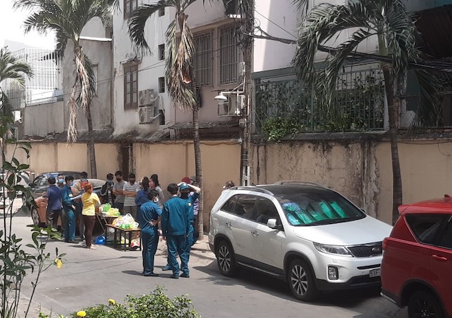 Bà Lê Thị Ngọc Hiền - Bí thư phường 14, quận 10 cho biết, cơ quan chức năng đã phun thuốc khử trùng tất cả 4 block của chung cư.