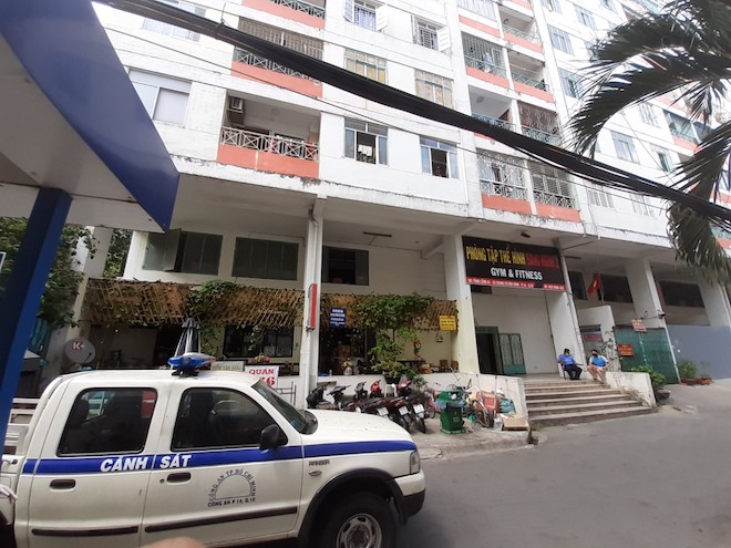 Chiều 14/3, chung cư Hòa Bình (phường 14, quận 10, TP.HCM) vẫn đang bị phong tỏa. Đây là nơi ở của bệnh nhân Đ.T.A (31 tuổi, sống tại lầu 1), đã được xác định nhiễm virus SAR-CoV-2.