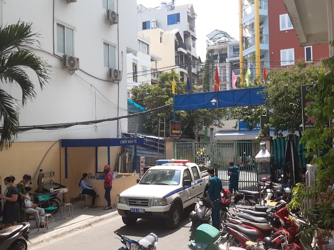 Bí thư phường 14, quận 10 cũng cho biết, tình hình ở chung cư Hòa Bình ổn định. Mọi yêu cầu của cư dân sẽ được chính quyền địa phương nắm bắt và hết sức hỗ trợ trong khả năng.