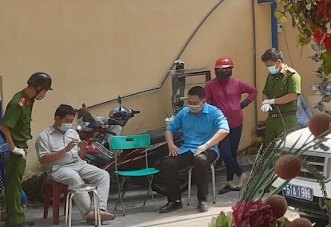 Trong sáng 14/3, chính quyền địa phương đã hỗ trợ 1.000 suất ăn sáng, đến trưa cùng ngày cũng đã hỗ trợ cơm phần miễn phí cho cư dân bên trong chung cư.