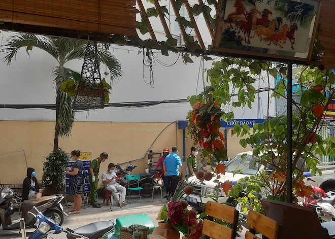 Cùng với đó, khẩu trang và nước sát khuẩn đã được phường 14 trang bị đến từng hộ.