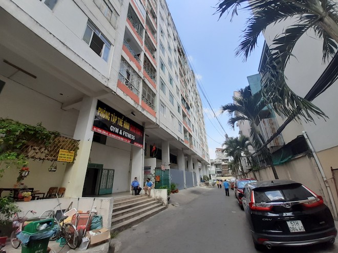 Theo bà Hiền, chung cư Hòa Bình có 4 block với 256 căn hộ, nhưng thực tế ở là 240 căn với 1.054 người.