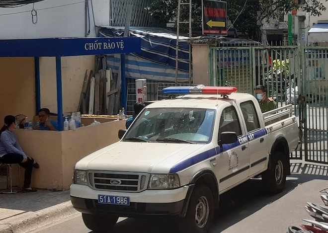 Chung cư đã được phong tỏa từ khuya 13/3, đồng thời những cư dân nơi đây được yêu cầu tự cách ly tại nhà và sẽ được cán bộ y tế theo dõi sức khỏe.