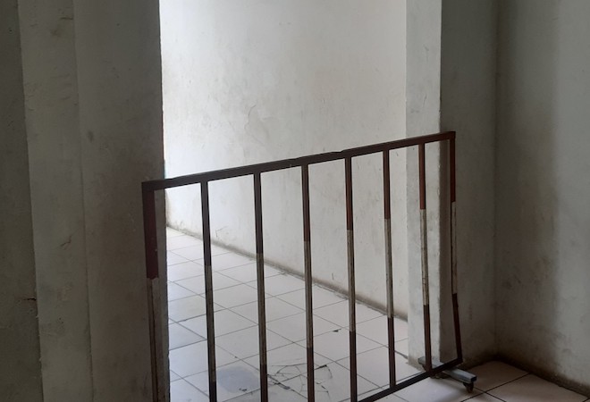 Anh Định (cư dân ở lầu 7) cho biết, đã nhận được thông báo từ chính quyền về việc phong tỏa chung cư, bản thân anh và những người ở chung cư phải tự cách ly tại nơi ở 14 ngày. “Chính quyền cũng thông báo sẽ lo cho cư dân mỗi ngày 3 bữa ăn đầy đủ. Tôi sẽ nghiêm túc thực hiện theo các hướng dẫn của cơ quan chức năng”, anh Định chia sẻ.