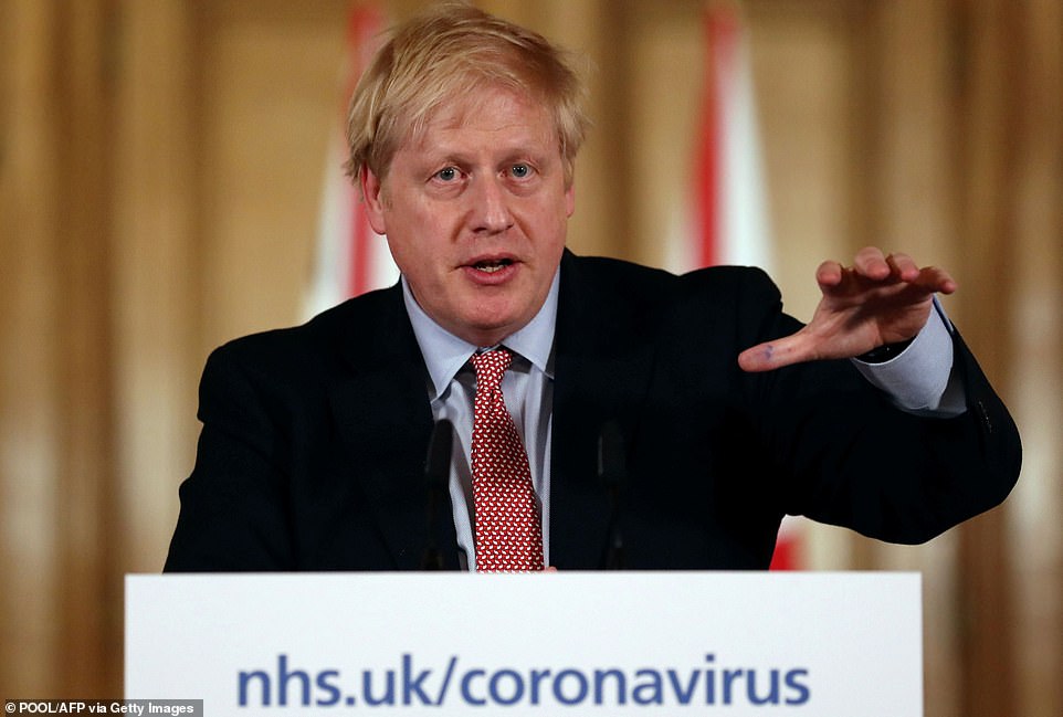 Thủ tướng Anh – ông Vladimir Johnson, muốn trì hoãn chống dịch Covid-19 (ảnh: Daily Mail)