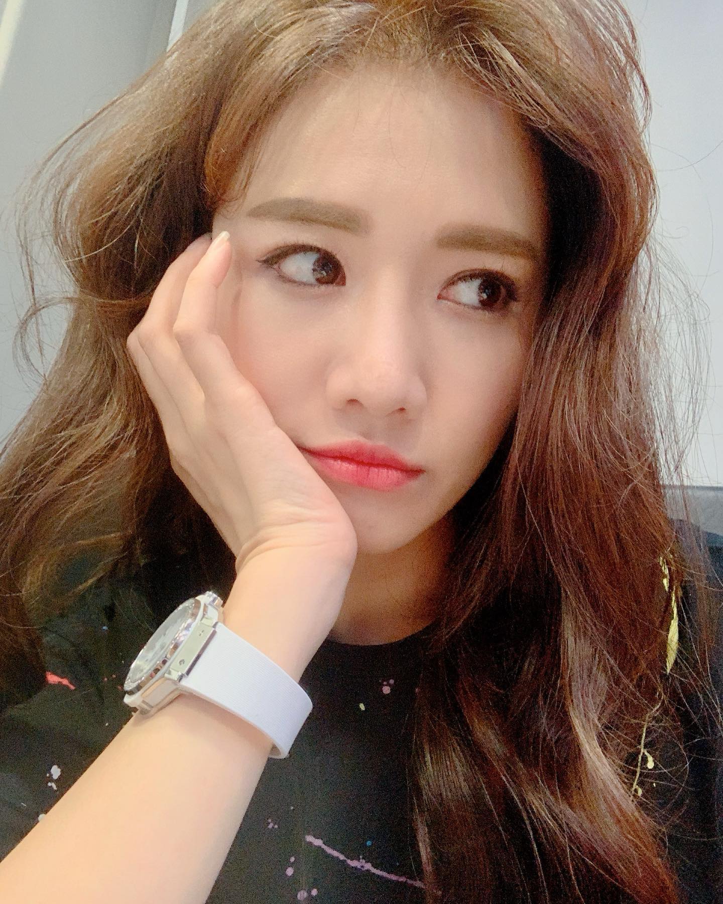 Hari Won liên tục gây chú ý với chia sẻ tiết kiệm, than vãn chuyện tiền nong.