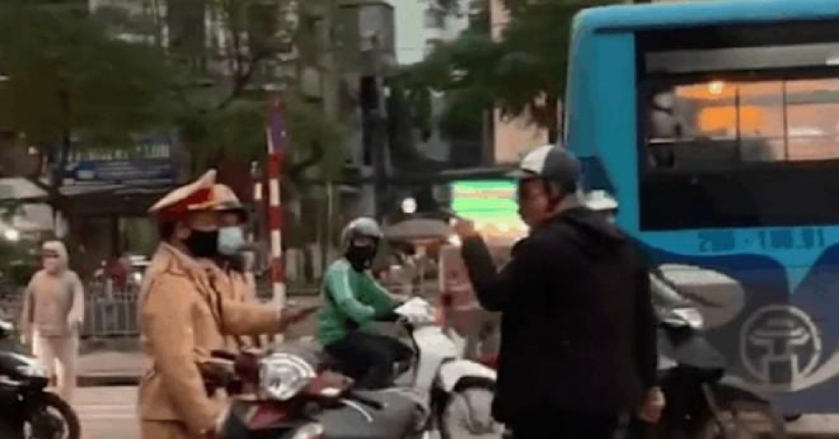Pháp luật - CSGT nói gì về clip đối tượng áo dính máu, cầm dao dọa cảnh sát?