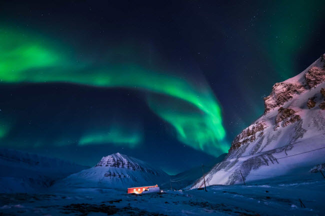 Svalbard, Na Uy: Vùng lãnh thổ của Na Uy nằm ở Bắc Cực, với diện tích 61.000 km2 và dân số khoảng 2.000 người.

