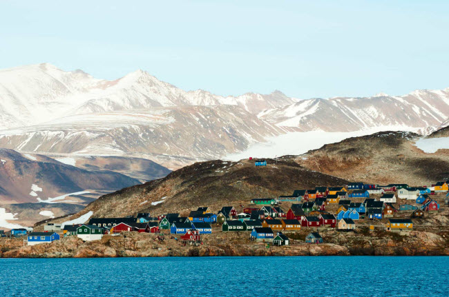 Ittoqqortoormiit, Greenland: Đây là một trong những địa điểm lạnh nhất trên thế giới. Mặc dù nơi đây có phong cảnh đẹp, nhưng rất ít du khách tới đây vì vị trí hẻo lánh của nó.
