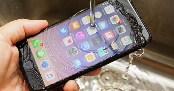 Apple đã trang bị tính năng chống nước cho iPhone từ lâu. Ảnh: Internet