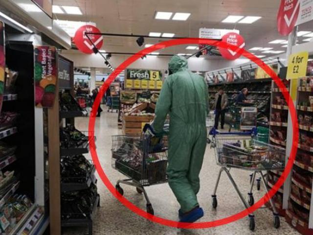 Thị trường - Tiêu dùng - Mặc kín mít như "tận thế" vì sợ Covid-19, nam khách hàng khiến siêu thị ngỡ ngàng