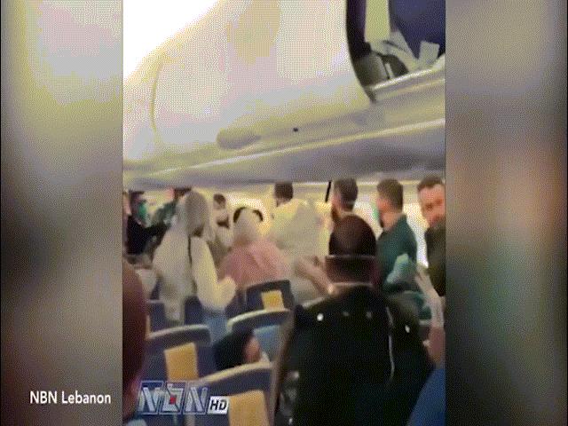 Video: Hỗn loạn trên máy bay vì hành khách hắt hơi vào nhau