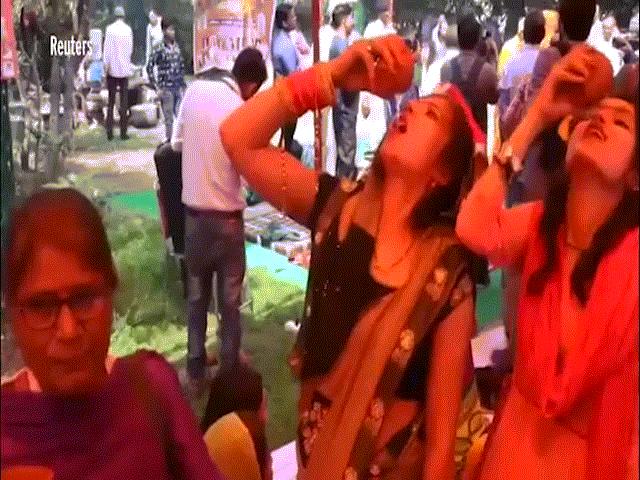 Phi thường - kỳ quặc - Tổ chức tiệc uống nước tiểu bò để... phòng Covid-19