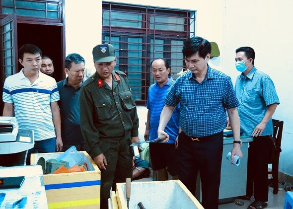 Đại tá Trịnh Ngọc Quyên, (áo sơ mi xanh đứng hàng đầu) Giám đốc Công an tỉnh Bình Dương chỉ đạo lực lượng phá án