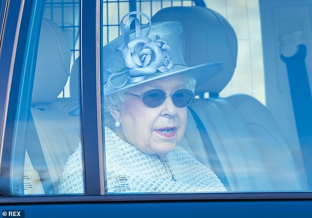 Nữ hoàng Anh dự một buổi lễ cầu nguyện tại nhà thờ hôm 8.3 (ảnh: Daily Mail)