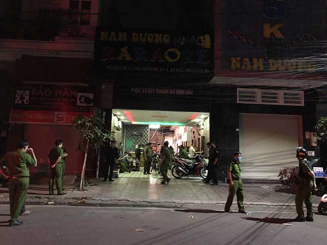 Lực lượng công an đột kích quán karaoke Nam Dương