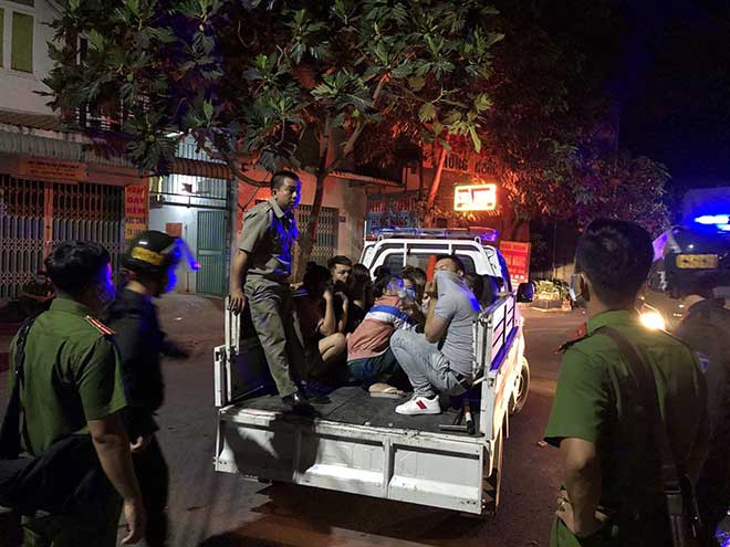 Hàng chục đối tượng có biểu hiện sử dụng ma tuý được đưa về trụ sở test ma tuý