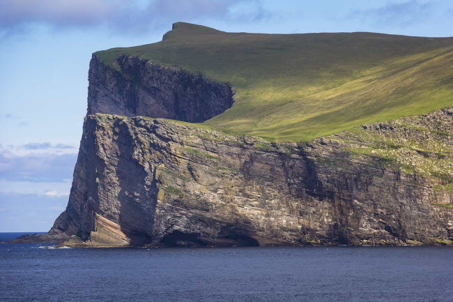 Foula, Scotland: Hòn đảo nhỏ này có một cộng đồng nông nghiệp và là môi trường sống tự nhiên của nhiều loài chim biển khác nhau.
