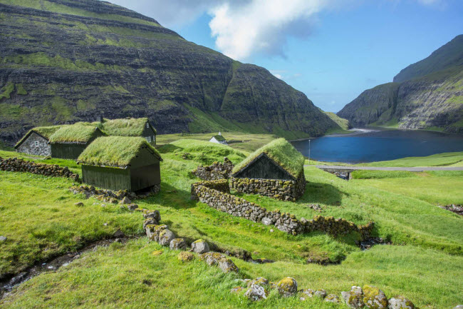 Quần đảo Faroe: Nằm giữa Na Uy và Iceland, quần đảo Faroe là một vùng lãnh thổ tự trị thuộc Vương quốc Đan Mạch. Nơi đây có phong cảnh đẹp và có nhiều cừu hơn người.
