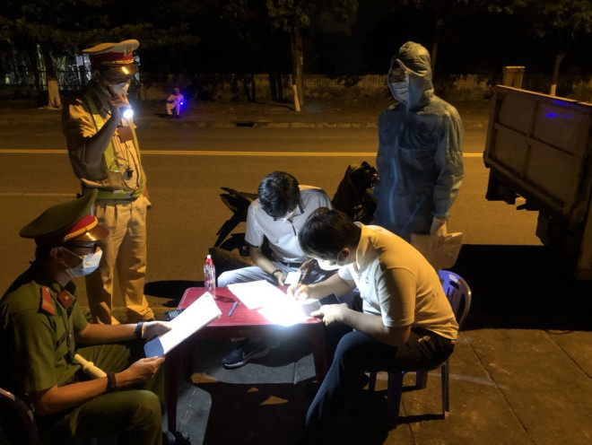 Lực lượng chức năng làm nhiệm vụ kiểm soát du khách ra và thành phố tại chốt chặn khu vực đèo Hải Vân, quận Liên Chiểu, TP Đà Nẵng