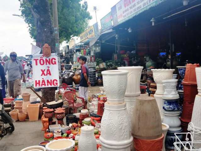 Kinh doanh - Ki-ốt quanh sân bay Tân Sơn Nhất hối hả xả hàng, trả mặt bằng