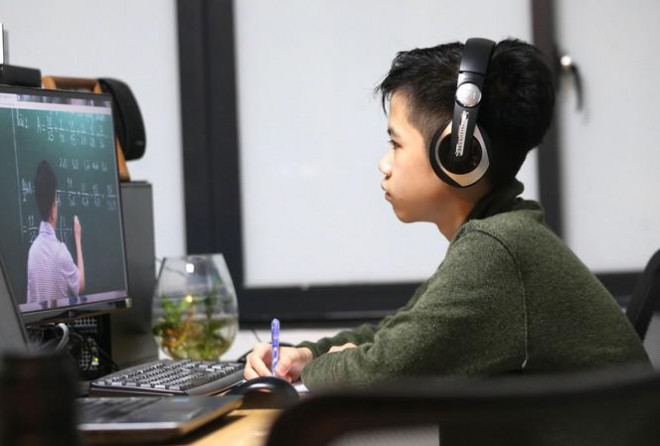 Học sinh Tiểu học và THCS học online được cho là chưa hiệu quả (Trong ảnh: Học sinh Hà Nội học online, ảnh chụp ngày 15/3/2020) ảnh: Mạnh Thắng