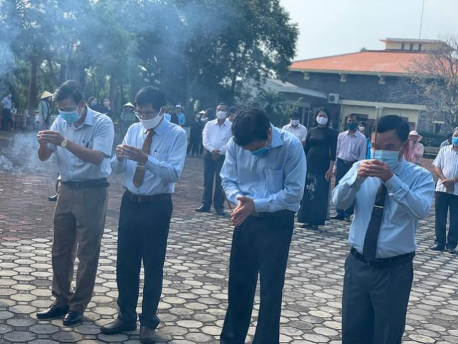 Lãnh đạo UBND tỉnh, Sở VH-TT&DL cùng các ban, ngành địa phương tỉnh Quảng Ngãi dâng hương tưởng niệm - Ảnh: Nguyễn Ngọc 