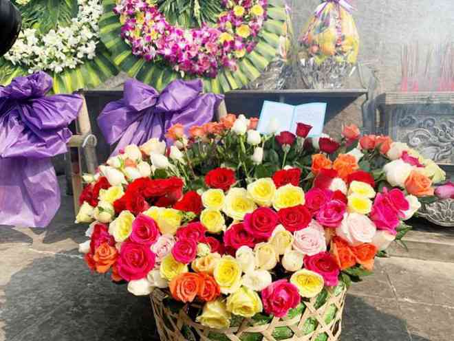 504 hoa hồng và dòng tâm sự trên tấm thiếp của cựu binh Mỹ Billy Kelly gửi đến các nạn nhân vụ thảm sát Sơn Mỹ năm nay - ảnh: Nguyễn Ngọc 