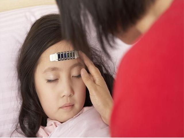 Sức khỏe đời sống - Bé gái bị sốt cao nhiều ngày, bác sĩ sốc khi thấy phổi đầy mủ, khí quản bị vẹo sang 1 bên