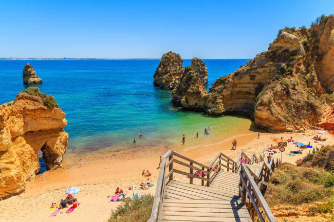 Bồ Đào Nha: Quốc gia này là điểm đến lý tưởng dành cho kỳ nghỉ kéo dài 2 tuần, với bãi biển nhiều nắng, những công trình kiến trúc cổ kính và cuộc sống ban đêm sôi động.
