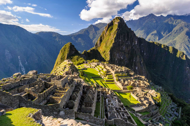 Điểm đến nổi tiếng nhất ở Peru là tàn tích Machu Picchu được những người Inca xây dựng từ thế kỷ thứ 15. Để tới đây, du khách phải đi bộ đường dài trong 4 ngày hoặc di chuyển bằng tàu hỏa. Ngoài ra, bạn có thể chiêm ngưỡng kiến trúc thuộc địa Tây Ban Nha ở thành phố Cusco.
