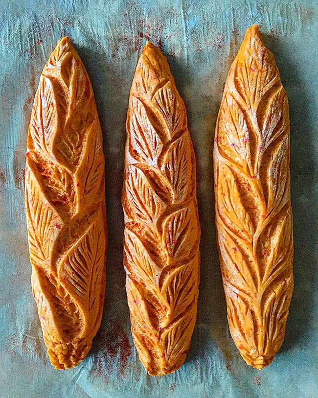 Một người từng mua bánh của cô cho hay: “Tôi chưa bao giờ cảm thấy phấn khích và được truyền cảm hứng từ bánh mì. Nhưng những ổ bánh mì này thực sự quá đẹp, đẹp nhất trong những loại tôi từng thấy”.
