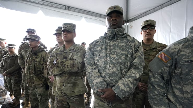 Nhóm binh sĩ quân đội Mỹ đang chờ để được xét nghiệm Covid-19 tại bang New York hôm 13.3 (ảnh: CNBC)