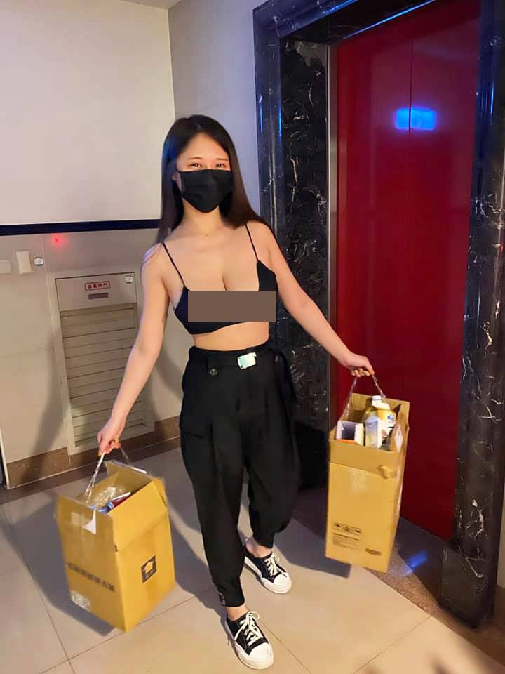 Cô gái Đài Loan mặc nội y cùng quần dài đi đổ rác.