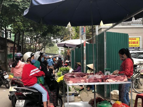 Hàng hóa tại chợ và siêu thị ê hề không lo thiếu, chỉ sợ không có người mua - 3