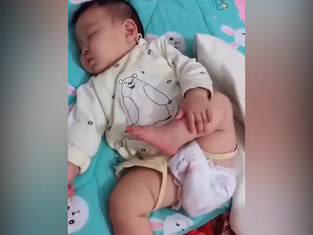 Video Clip Cười - 1001 tư thế nằm ngủ siêu bá đạo của các nhóc tì