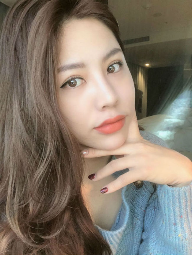“Vì giờ giấc không cố định nên chế độ ăn cũng bị ảnh hưởng nhưng tôi cố gắng uống thật nhiều nước để thanh lọc cơ thể, đào thải tốt và đặc biệt giúp da không bị cô khi ở áp suất cao”, Hồng Hạnh chia sẻ.