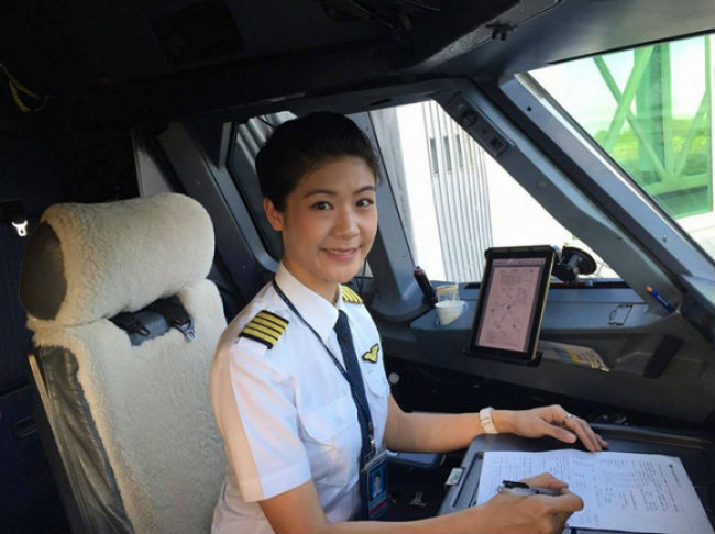Huỳnh Lý Đông Phương (sinh năm 1987) là nữ cơ trưởng đầu tiên của đội bay Airbus A321. Cô sở hữu khuôn mặt thanh thoát và vóc dáng chuẩn mực không kém gì các siêu mẫu.