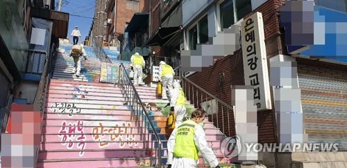 Nhân viên y tế khử trùng khu vực gần ổ dịch mới tại thành phố&nbsp;Seongnam. Ảnh: Yonhap News